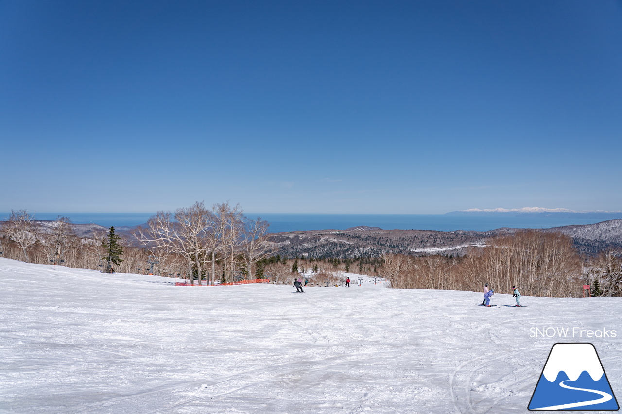 札幌国際スキー場｜ゴールデンウイーク初日も全コース滑走可能OK！！真っ白な雪と澄んだ青空 ＝ 絶好の春スキー＆スノーボード日和♪そして、日本海の彼方に、なんと利尻富士が見えた？！